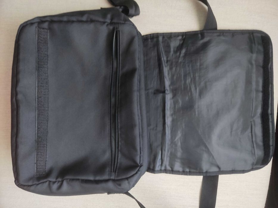 Mala tiracolo Berg em preto para computador portátil
