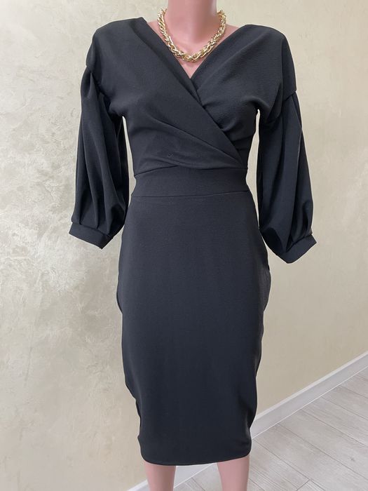 Чорна сукня футляр