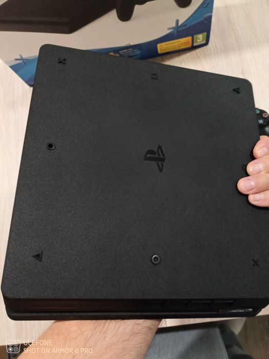 PS4 Slim na caixa excelente estado, como nova
