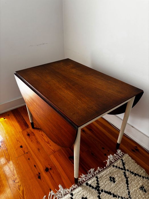 Mesa de jantar extensível vintage em teca – anos 60. Vintage Scandinavian Teak Extending Dining Table – 1960s