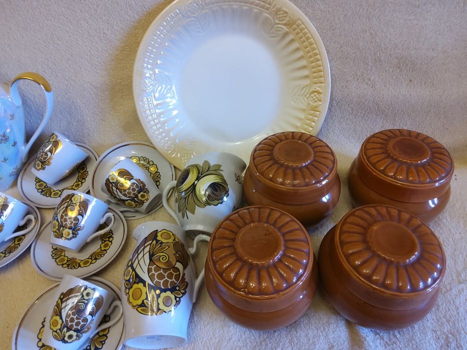 Посуда  тарелки ,чашки,молочники