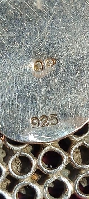 Fecho mosquetão vintage em prata contrastada.