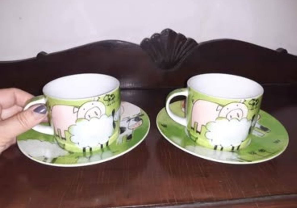 2 chávenas de chá, com desenhos de animais da quinta, com pires