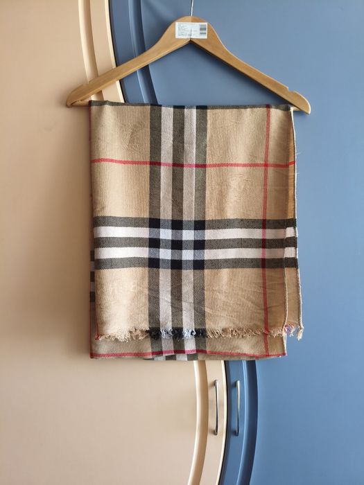 Шарф від Burberry