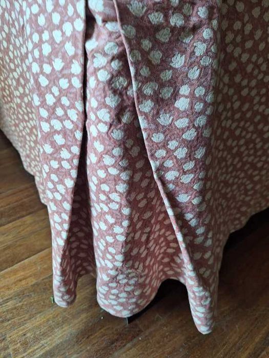 Colcha com 1 travesseiro e 3 travesseiras