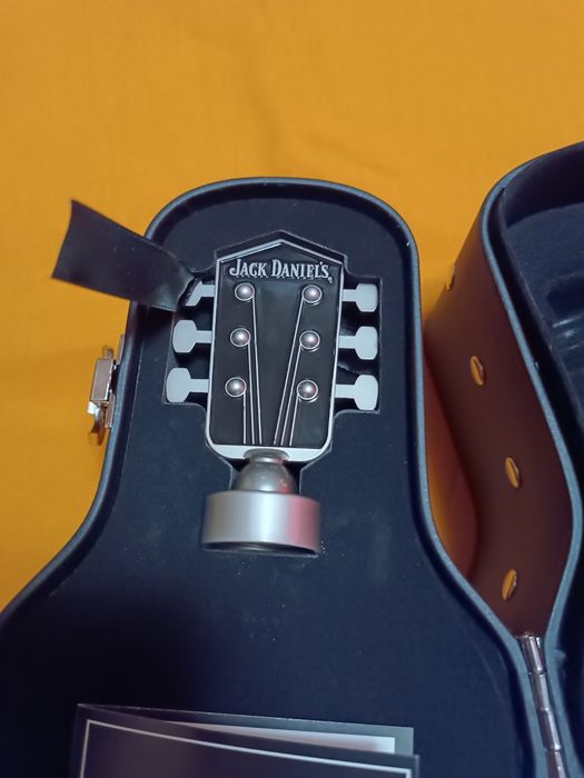 Кейс Jack Daniel's с крышкой в виде гитары.