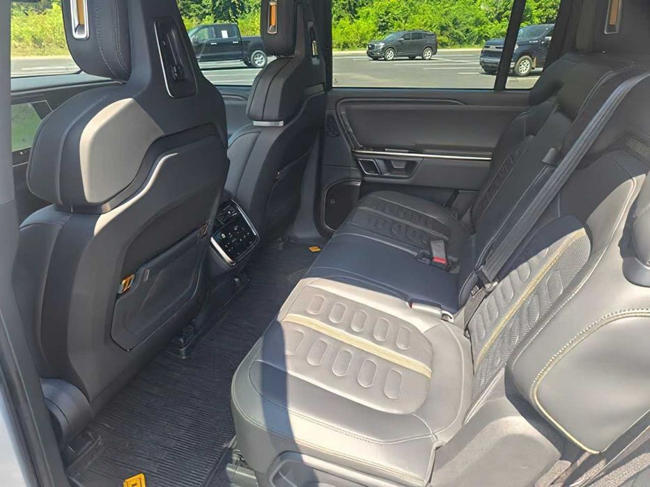 Rivian R1S      2024