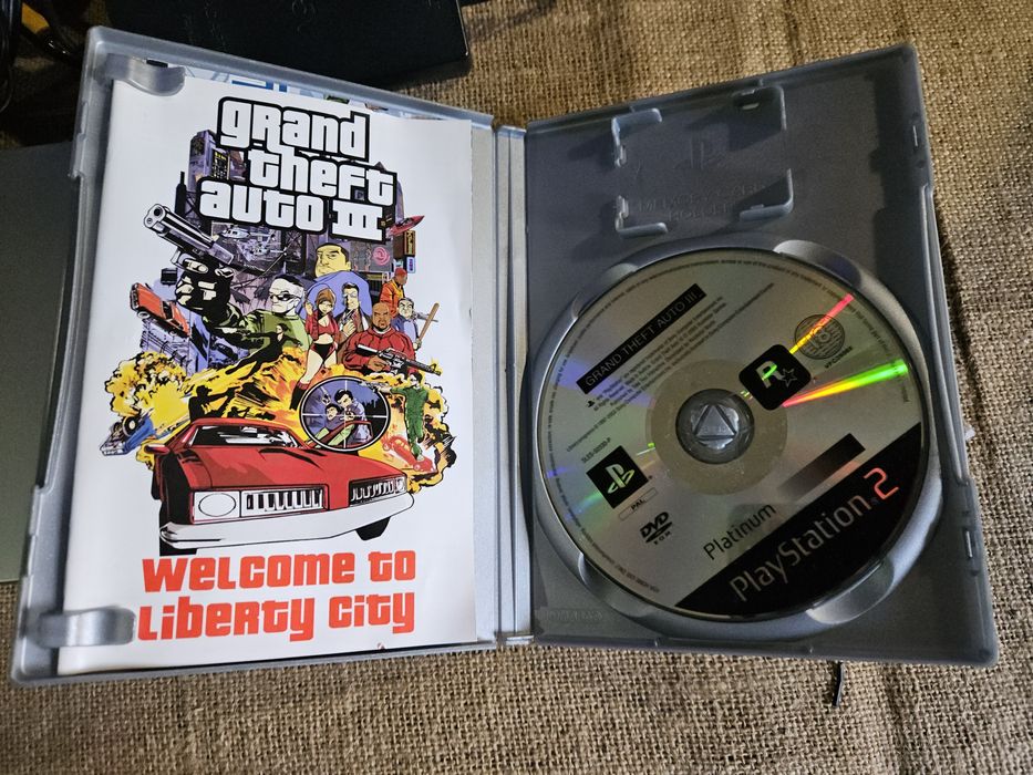 Ps2 cinza com um jogo