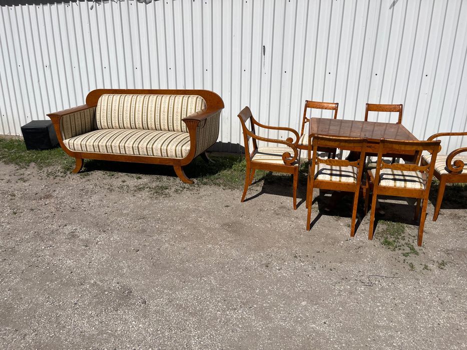 Komplet mebli sofa i stół z krzesłami .