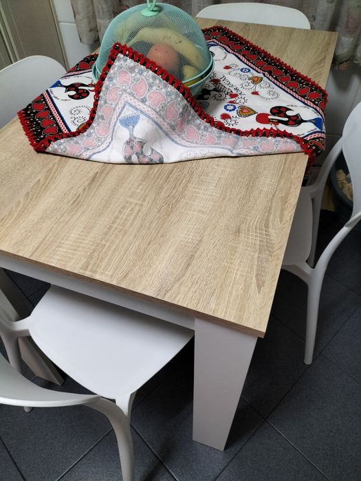 Mesa de cozinha mais quatro cadeiras.