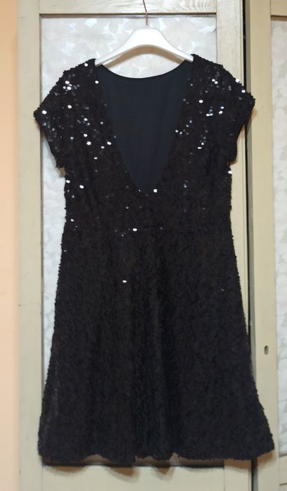 Sukienka cała w cekiny, dekolt na plecach