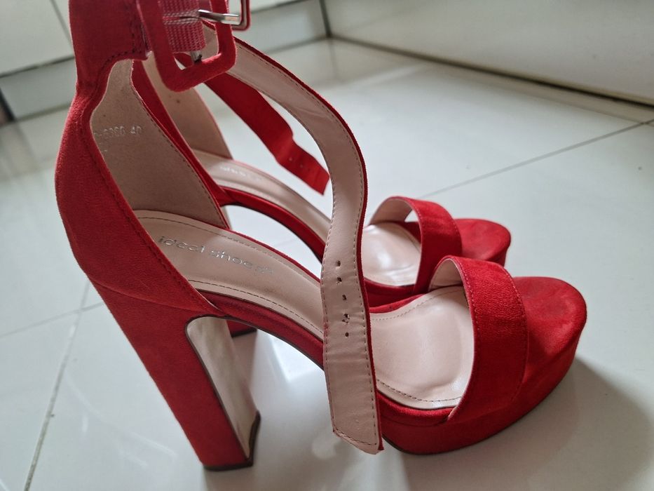 Czerwone sandały