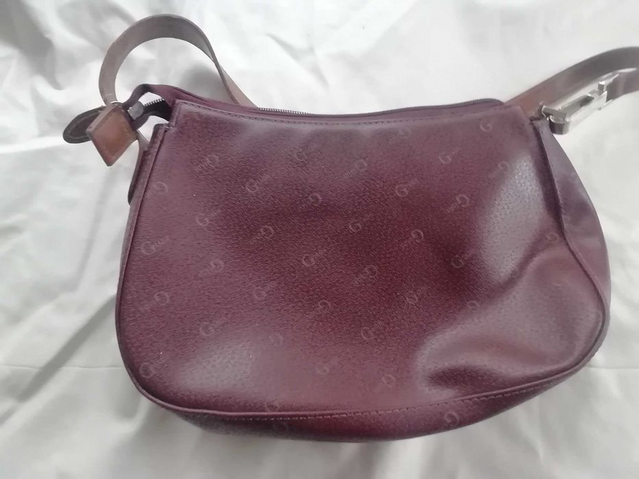 Mala em couro bordo. Entrego em mão em Viana do Castelo.