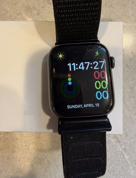 Apple Watch Series 5 44mm cor Cinza Sideral com pulseira desportiva.