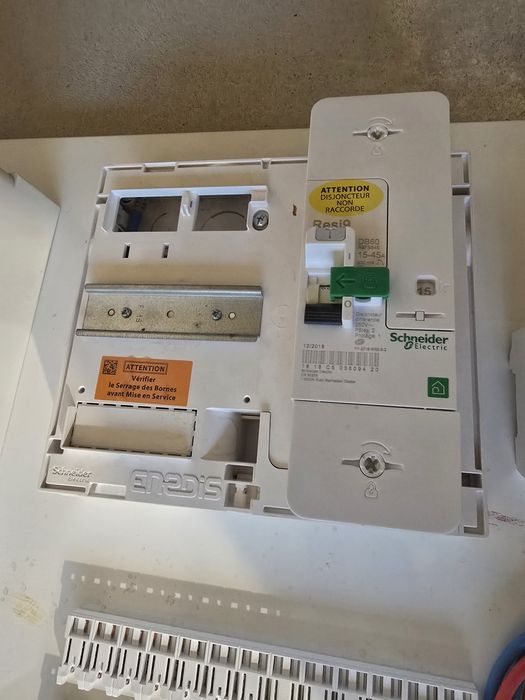 Rozdzielnica elektryczna  Schneider Resi 9 wraz z osprzętem