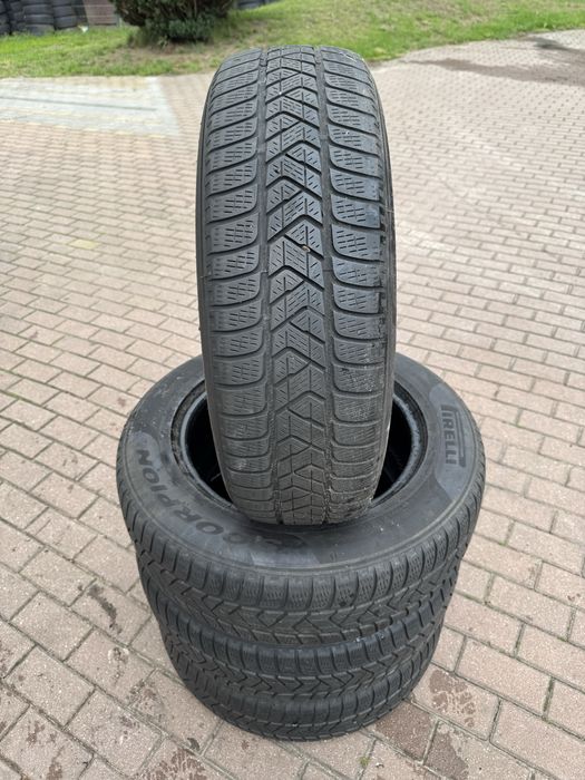 Komplet opon zimowych 215/65/17 PIRELLI Używane F-Vat