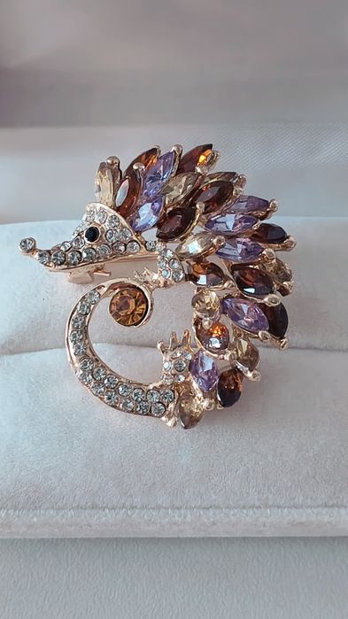 Broszka w postaci jeżyka