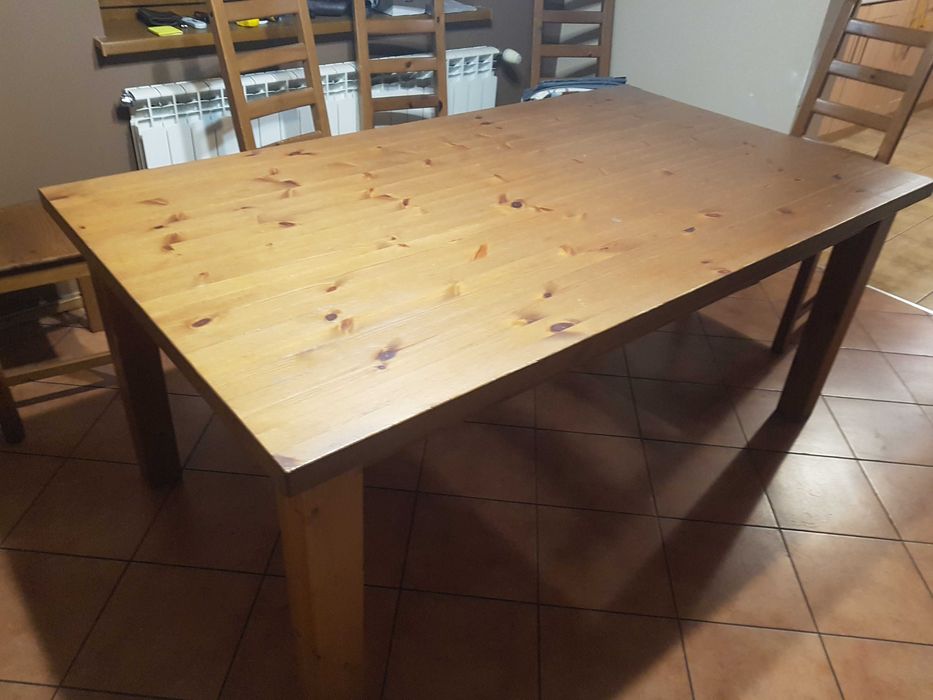 Stół IKEA z litego drewna.