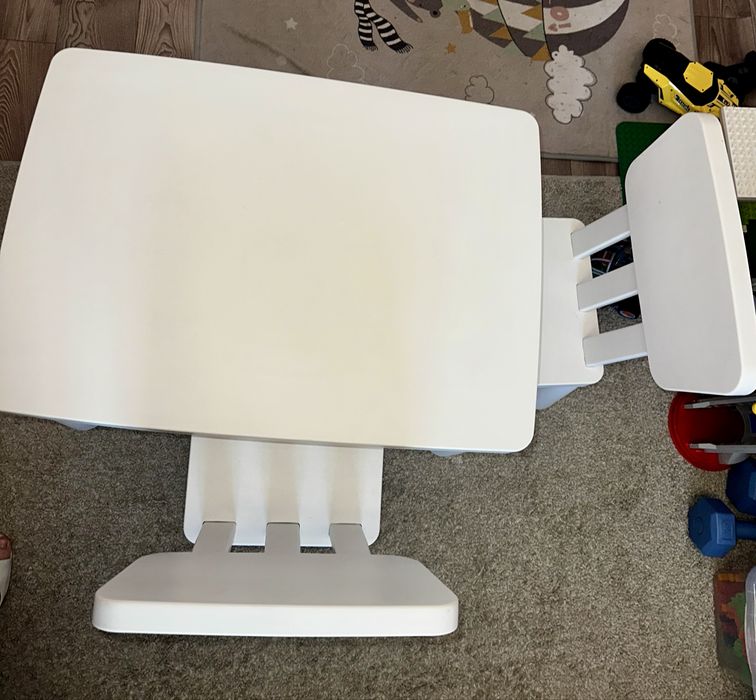 Дитячий стіл IKEA MAMMUT + 2 стільці IKEA MAMMUT.