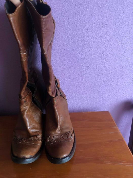 Botas de cano alto tipo cowboy