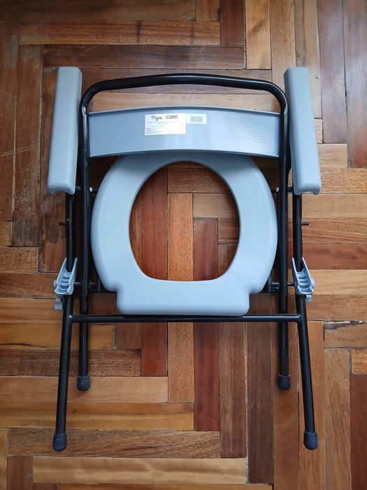 Крісло-стілець з санітарним оснащенням нерегулюване за висотою.