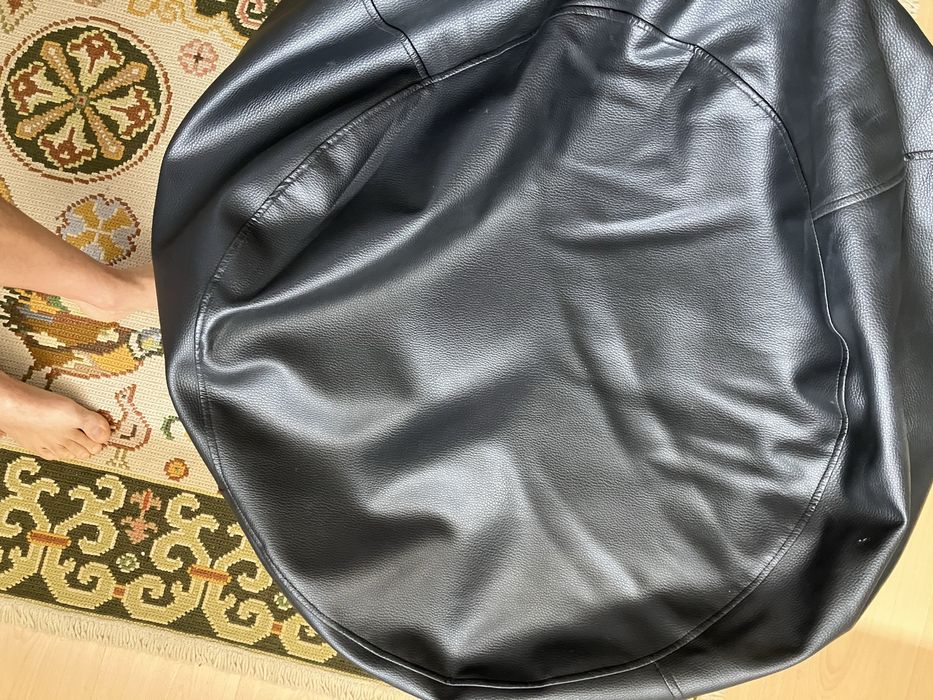 Pouf em forma pera - eco pele cor preto.
