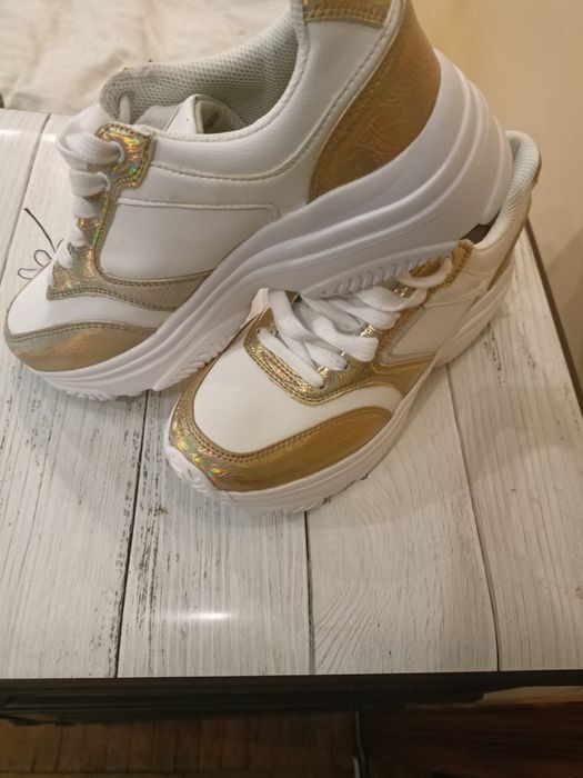 Жіночі кросівки нові