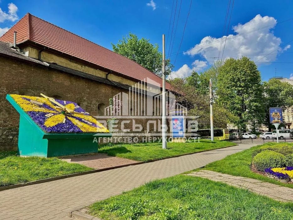 Продаж автентичної квартири з неймовірним видом в центрі