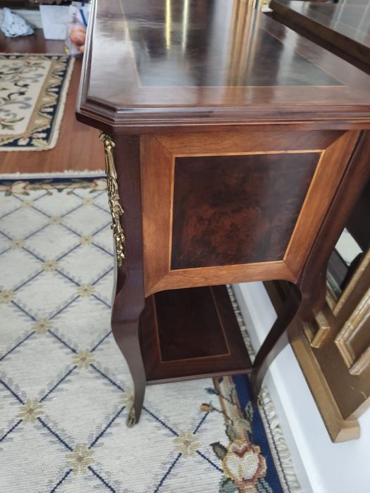 Móvel com embutidos em bronze em estado novo