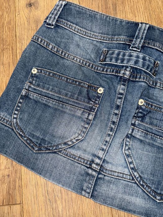 Коротка спідниця на низькій посадці