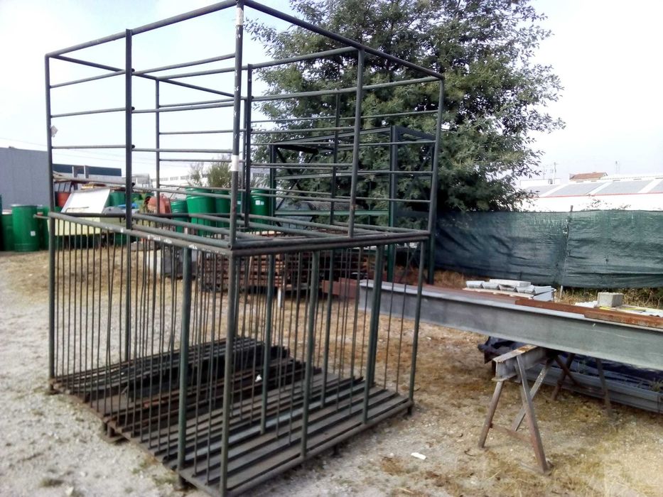 Banca em ferro com várias utilidades + prateleiras para arrumação