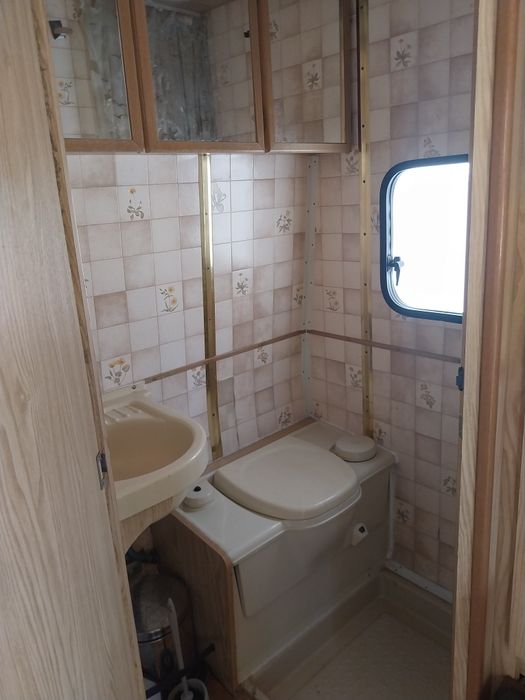 Vende-se autocaravana clássica Mercedes-Benz MB 100 com célula Eura Mobil, muito estimada e em excelente estado geral.