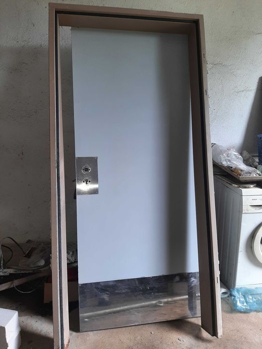 Drzwi drewniane z ościeżnicą stalową z rozbiórki 90-tki lewe/prawe