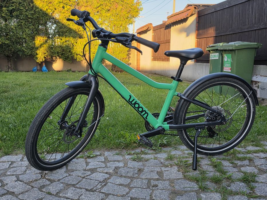 Woom 4 Explore Zielony z błotnikami i nóżką hamulce tarczowe