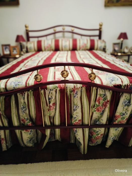 Cama de ferro, mesas cabeceira e candeeiros