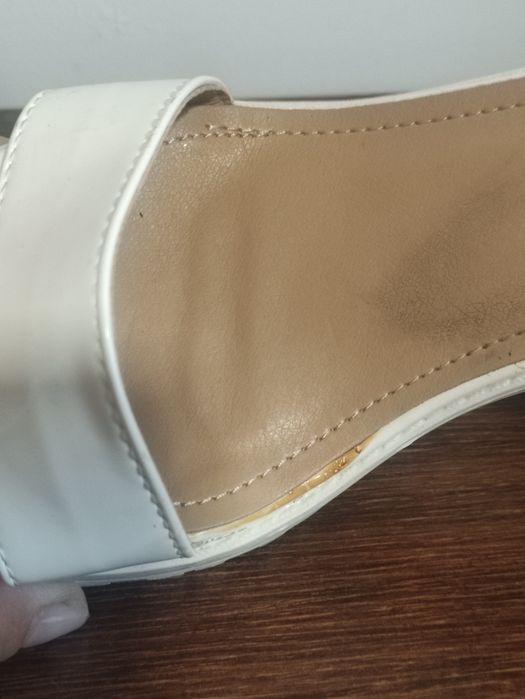 Białe sandały na słupku duże 39