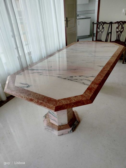 Mesa de jantar em mármore/pedra com cadeiras clássicas