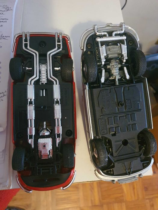 2 miniaturas Porsche e Ferrari 1:24 burago com defeito