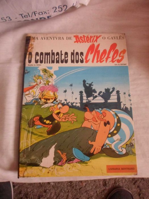 livro do astérix com o titulo o combate dos chefes com 48 páginas