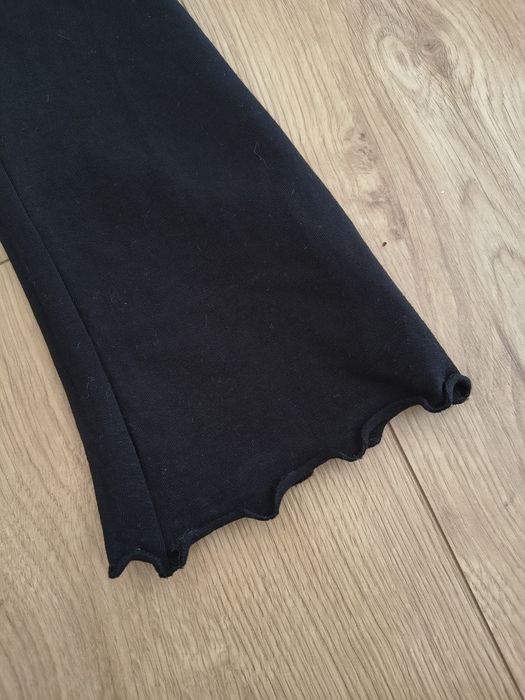 Czarne leginsy rozszerzane dołem Reserved 128 Stan idealny