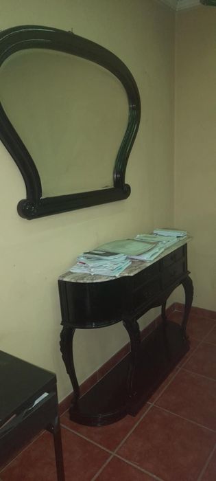 Móvel antigo em preto com espelho madeira