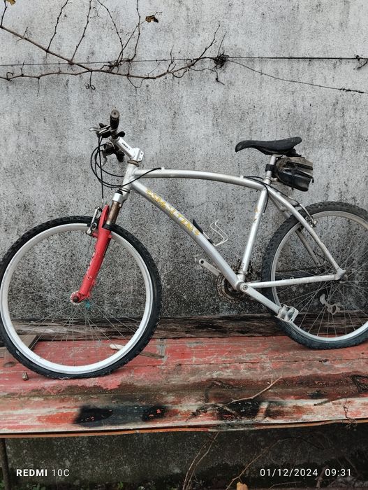 Bicicleta a pedais marca Esmaltina toda em alumínio