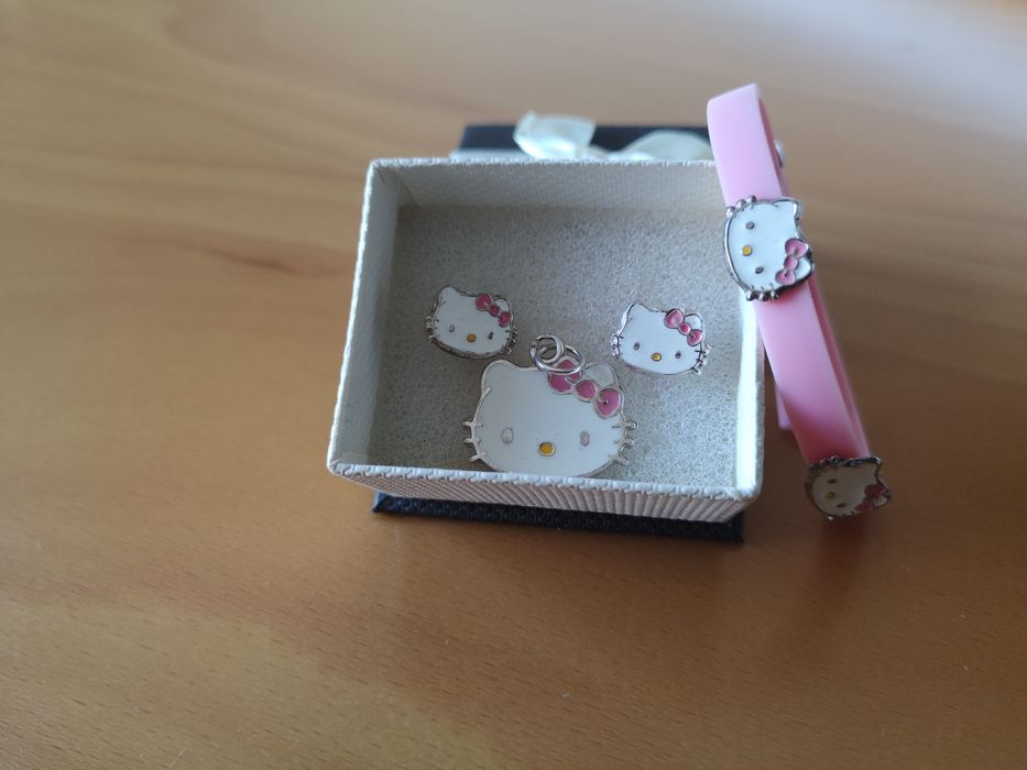 Conjunto de brincos + pendente + pulseira em prata da Hello kitty