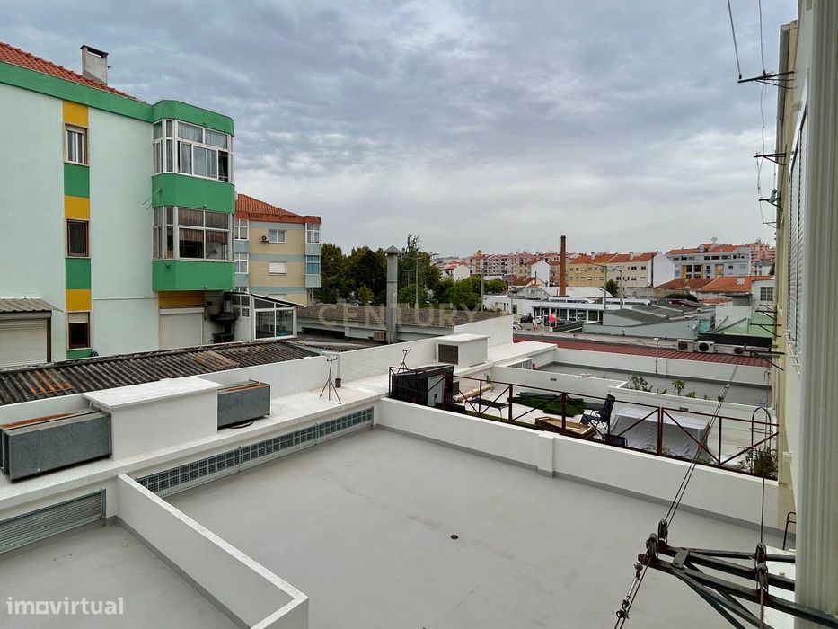 Apartamento T3 na avenida principal de Corroios - Oportunidade Única!