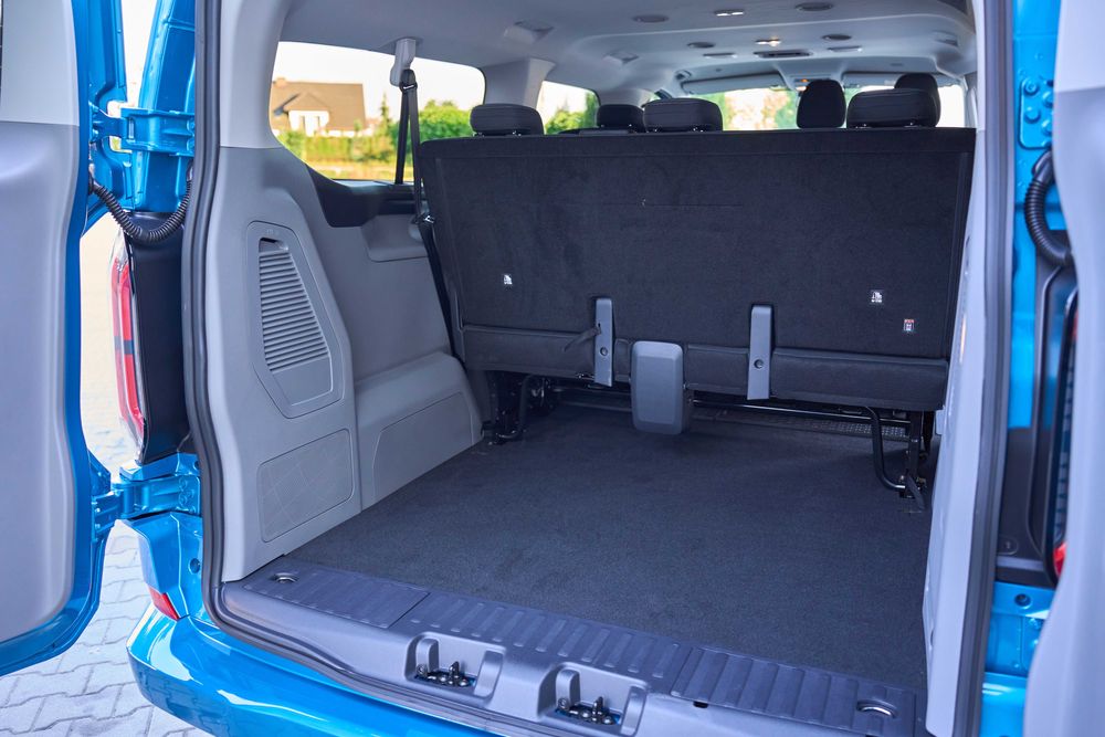 Wynajem Busa 9 osobowego. Ford Transit Custom. MATRIX LED 2025r.