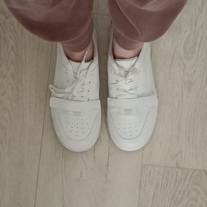 Кросівки білі жіночі