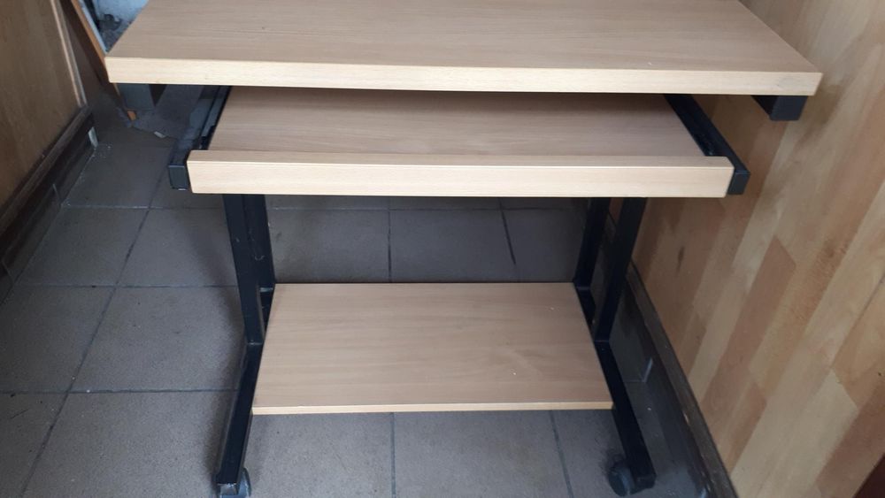 Stolik biurko na kółkach