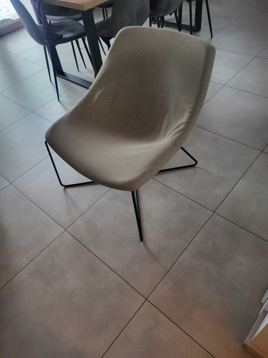 Bezowy masywny fotel na stelazu malowanym proszkowo