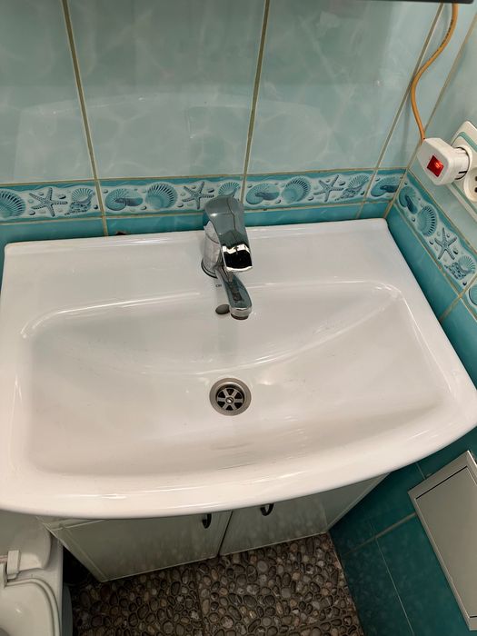 Раковина з тумбочкою у ванну