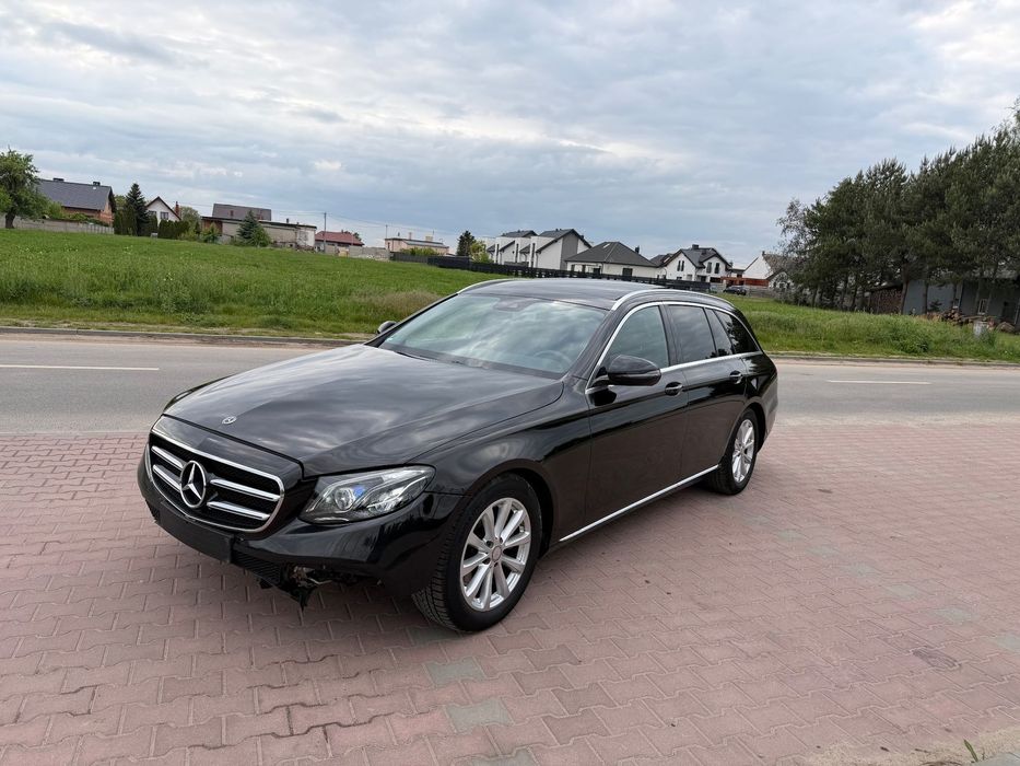 Mercedes-Benz Klasa E Lekko uszkodzony* Czarny * 4-MATIC * PANORAMA *